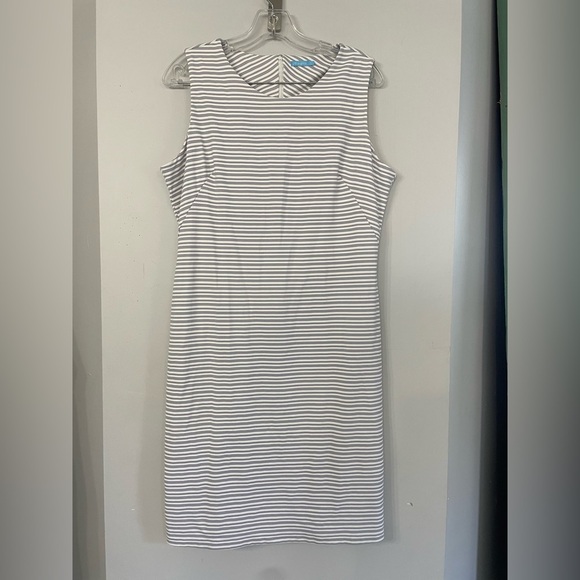 J. McLaughlin Dresses & Skirts - J. McLaughlin Women’s Large Gray and White Striped Sleeveless Shift Midi Dress